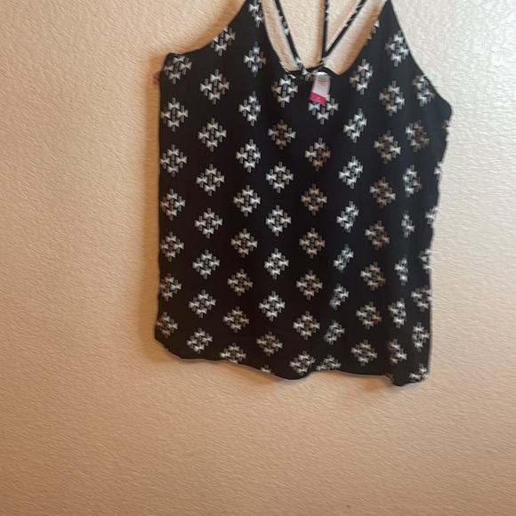Chic Black and White Patterned Tank Top - Picture 8 of 8